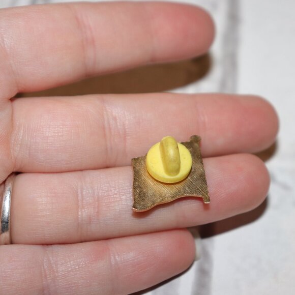 ✨ Gold American Flag Lapel Pin – .75"  ✨ - Picture 2 of 4